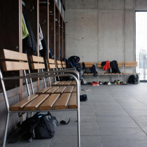 Преимущества скамеек из металла для раздевалок