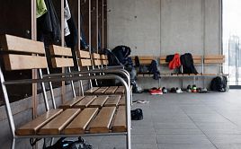 Преимущества скамеек из металла для раздевалок