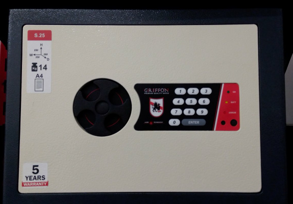 Как менять код на электронном кодовом замке в сейфе?